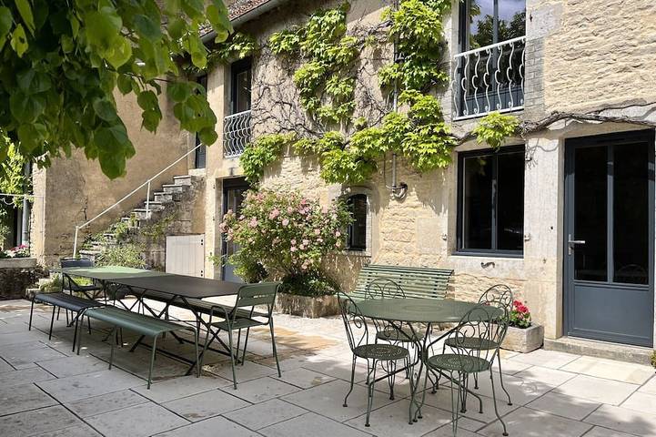 Location de vacances pour 25 personnes, avec Terrasse et Jardin à Champlitte
