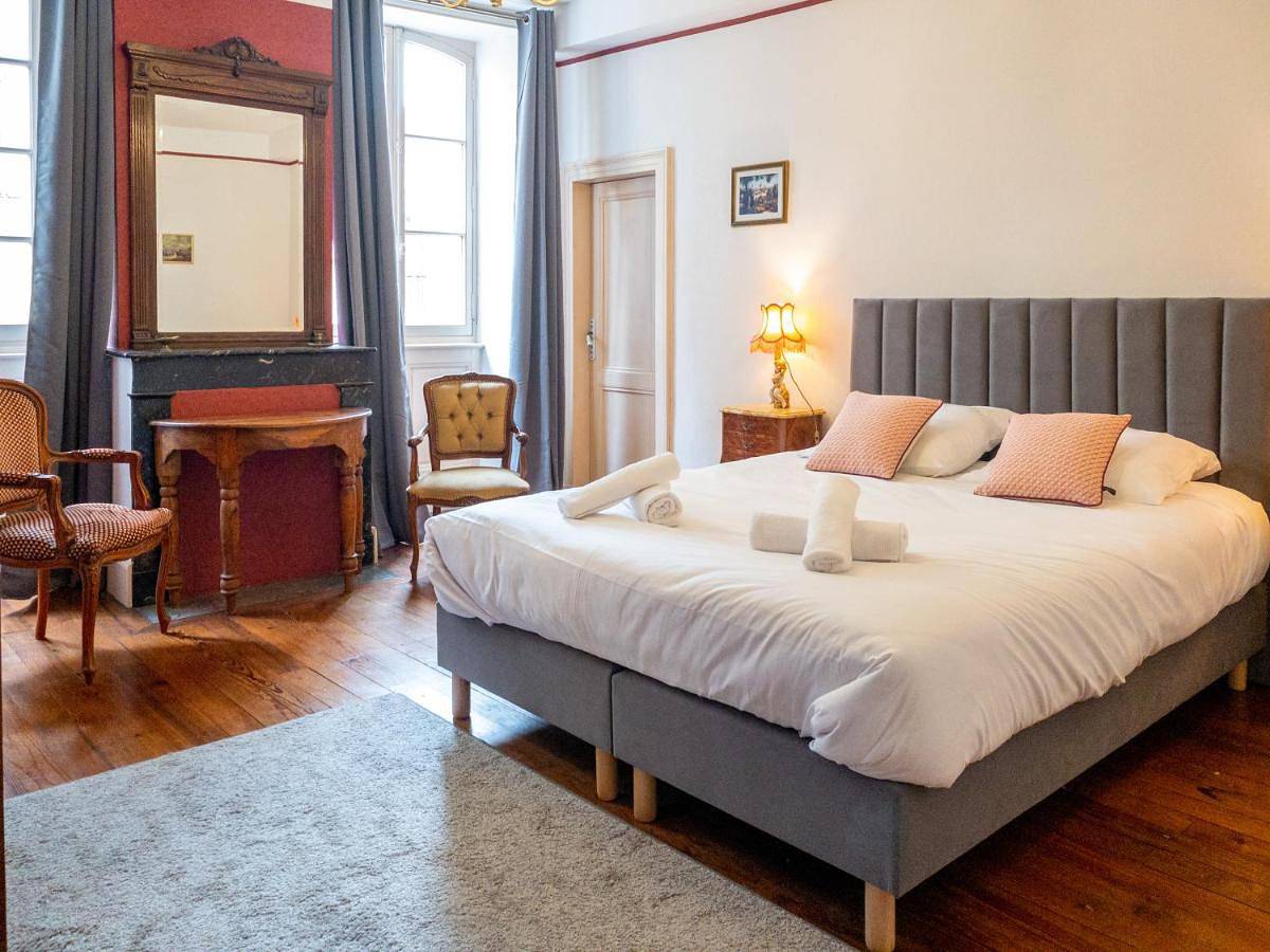 Deluxe Queen Room in Nogaro, Gers