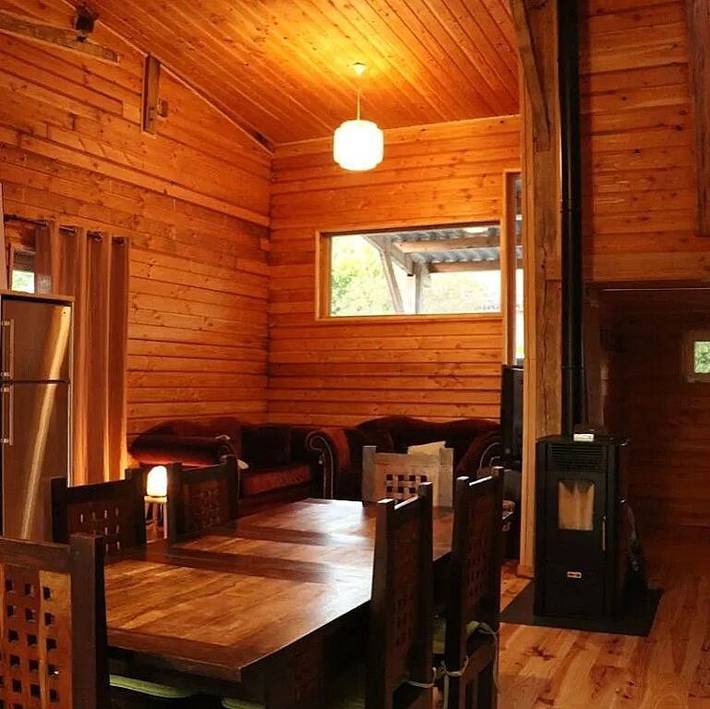 Gîte pour 10 personnes, avec terrasse et jacuzzi ainsi que jardin et piscine, animaux acceptés à Brassac