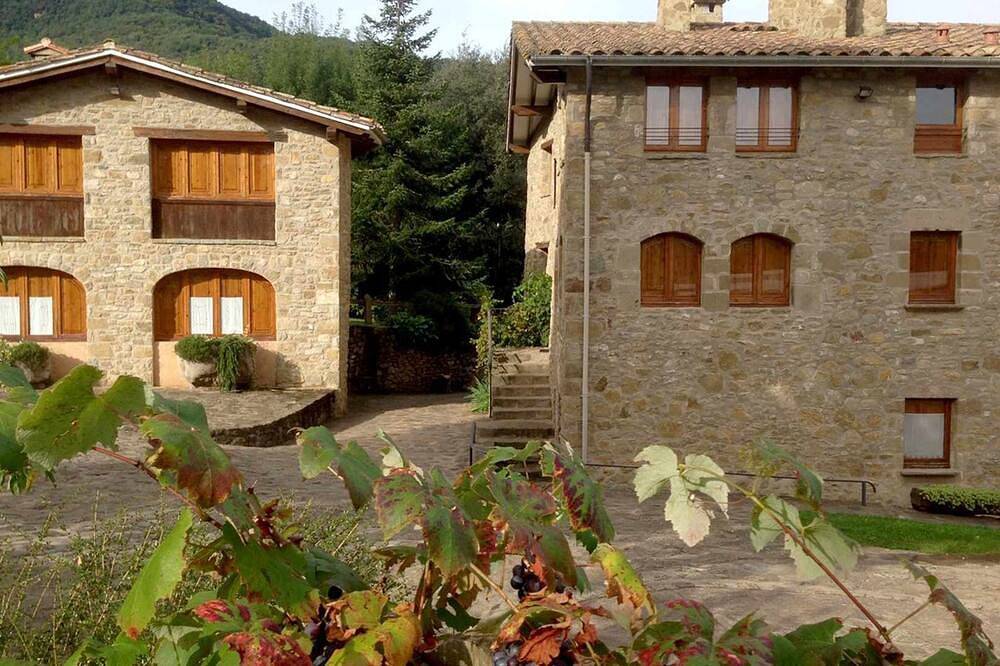 Apartamento entero, Apartamento 'Mas El Carrer - Blau' con piscina compartida, jardín compartido y Wi-Fi in Santa Pau, Parc Natural de Zona Volcànica de la Garrotxa