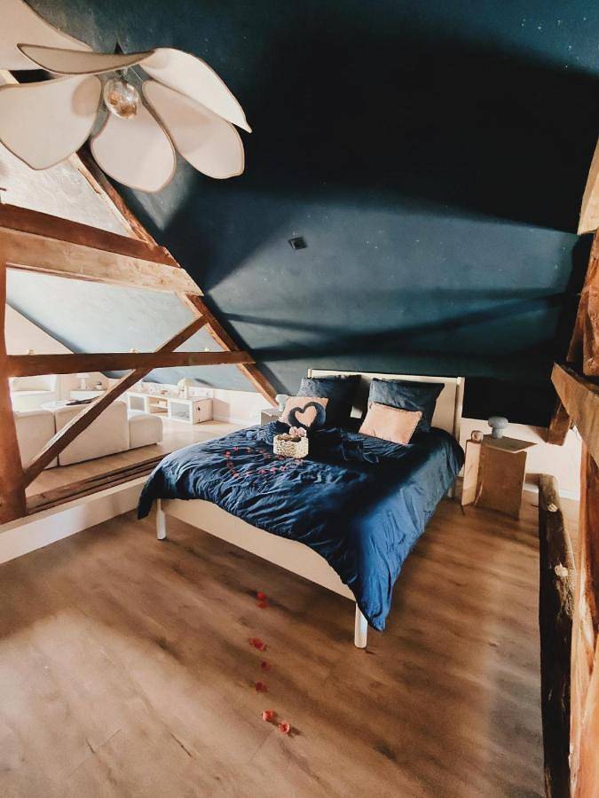 Location de vacances pour 2 personnes, avec Jacuzzi et Terrasse ainsi que Jardin et Piscine à Aiserey