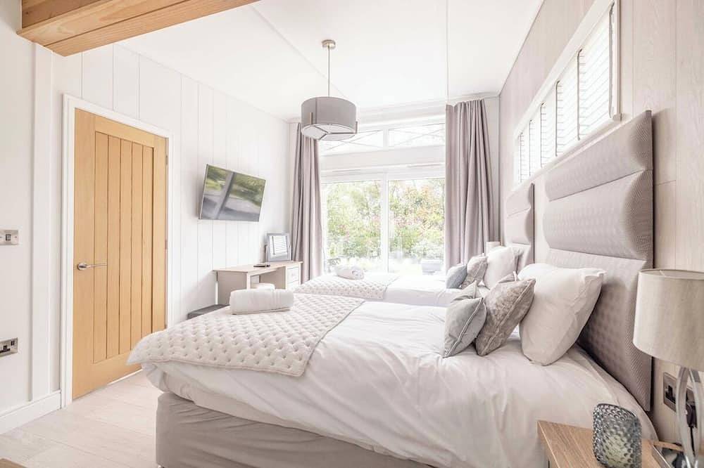 Luxury Lodge with Hot Tub in Windsor Marina in Windsor, Berkshire