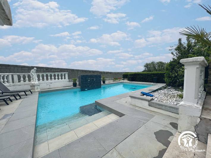 Gîte pour 4 personnes, avec Jacuzzi et Terrasse ainsi que Jardin et Piscine