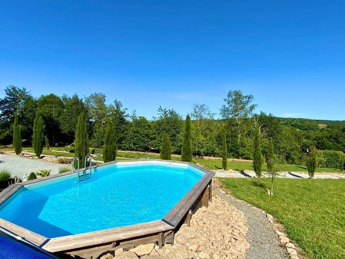 Location de vacances pour 14 personnes, avec vue ainsi que jardin et piscine, animaux acceptés à Bessines-sur-Gartempe