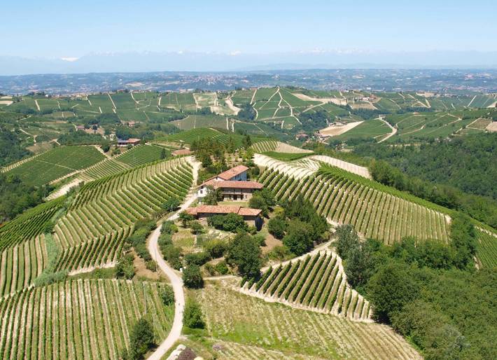 Villa per 14 persone, con balcone e giardino, adatto a famiglie con bambini in Langhe