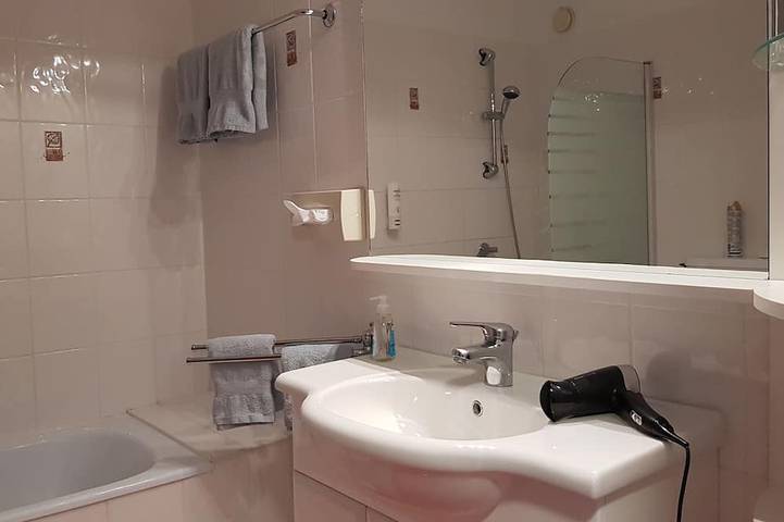 Ganze Wohnung, Ferienwohnung mit Balkon und Seeblick in Strobl, Bezirk Salzburg-Umgebung
