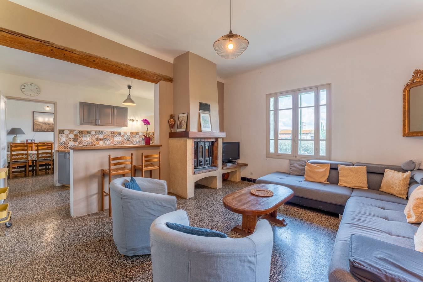 Country House 'Le Chambonnet' with Private Garden and Wi-Fi in Saint-Martin-de-Crau, Arles region