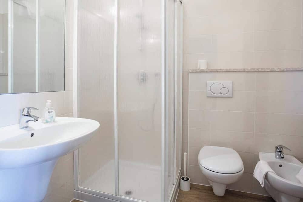Appartement entier, Beust House - Christa - Balcony on the lake - 50 meters from the beach in Torbole, Nago-Torbole
