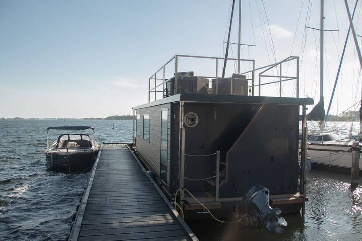 Boot voor 4 personen, met Tuin en Uitzicht op het meer in Arnemuiden