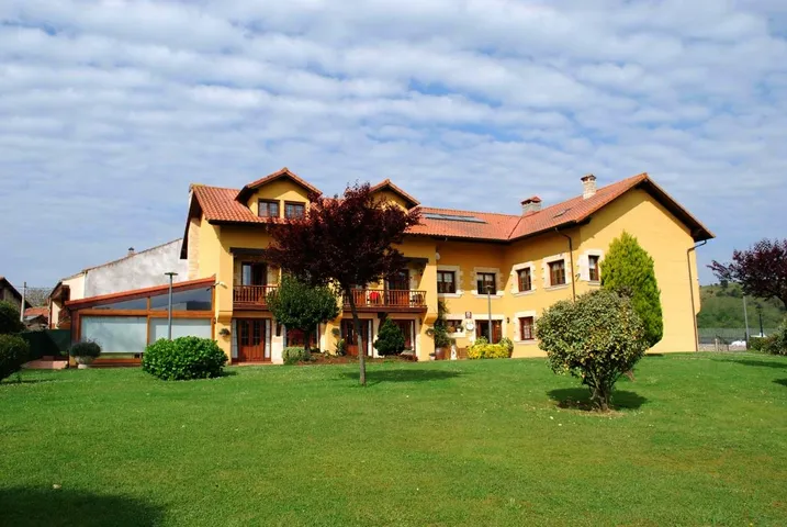 Hotel para 3 personas, con vistas y terraza además de jardín y vistas al lago - 1