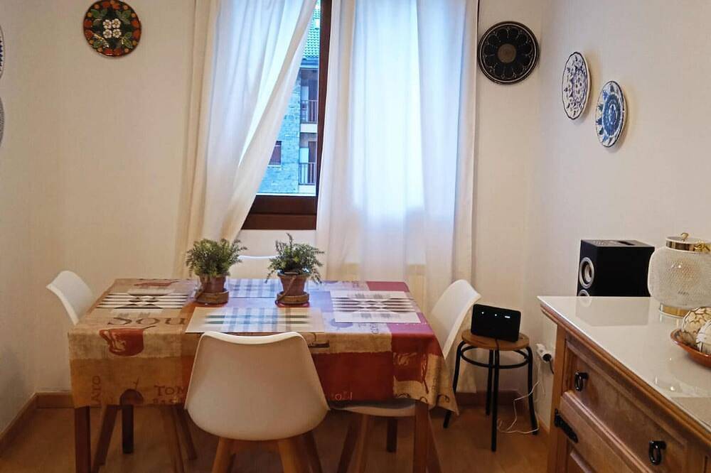 Entire apartment, Mountain Retreat: Cozy 2Br Apt with Modern Amenities, Near Las Guixas Caves in Villanúa, Spanish Pyrenees