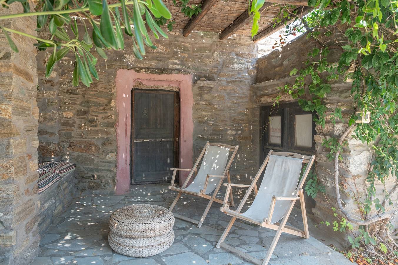 Casa de férias 'Stone House By Anemos' com terraço privado e jardim privado in Ormos Agiou Ioannou, Tinos