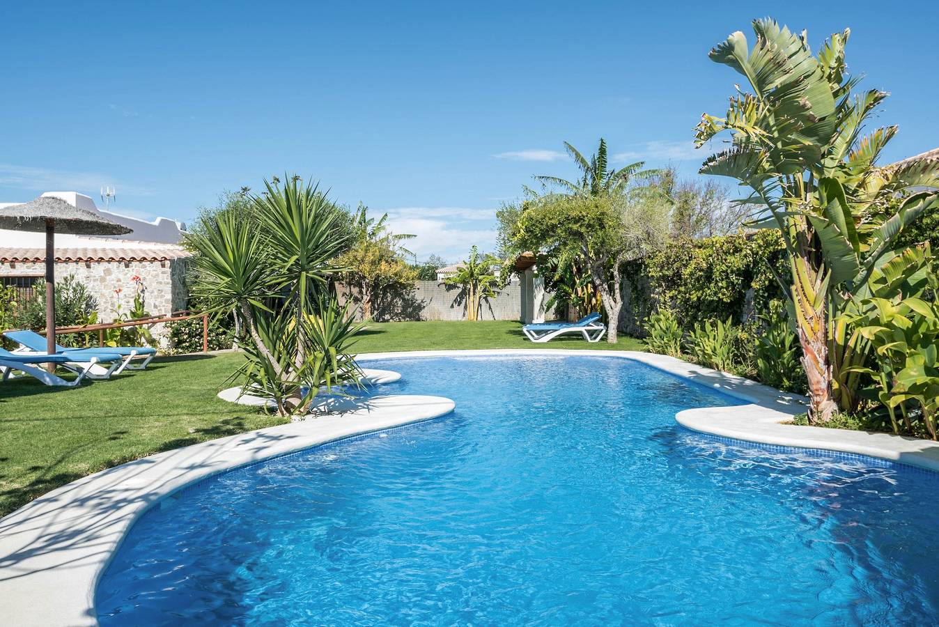 Charming Apartment with Beautiful Pool, Jacuzzi, Patio, & Wi-Fi in Conil de la Frontera, Costa de la Luz