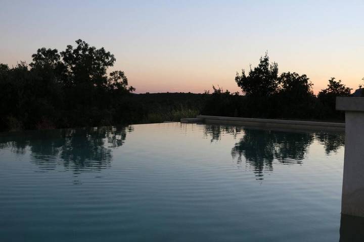 Location de vacances pour 7 personnes, avec vue ainsi que jardin et piscine à Lussan - 3