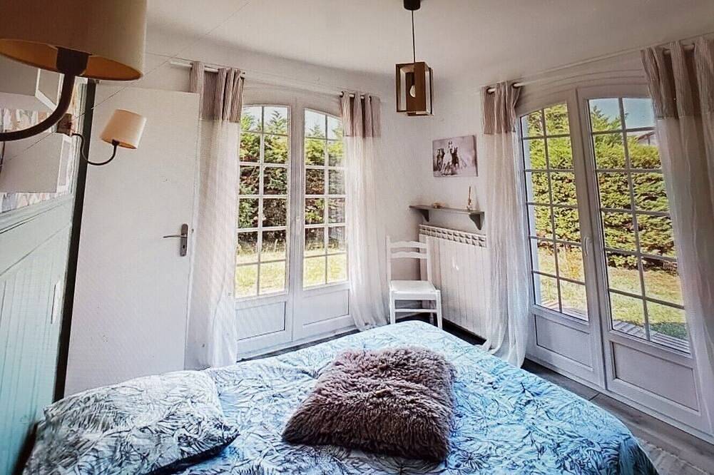 Large family villa near ocean and forest, heated pool, sleeps 14 in Messanges, Côte d’Argent