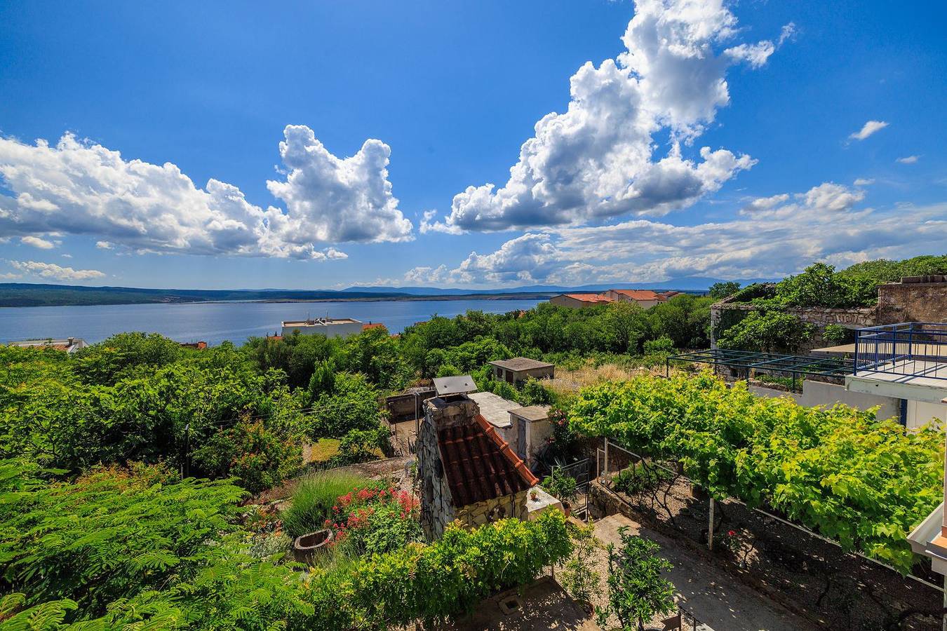 Ganze Wohnung, Charmantes Apartment nur 600 Meter zum Strand mit Meerblick, Holzkohlegrill, Wifi in Dramalj, Primorje-Gorski Kotar