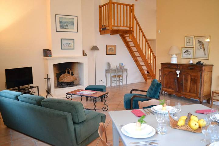 Gîte pour 6 personnes, avec jardin et piscine à Saint-Cybardeaux