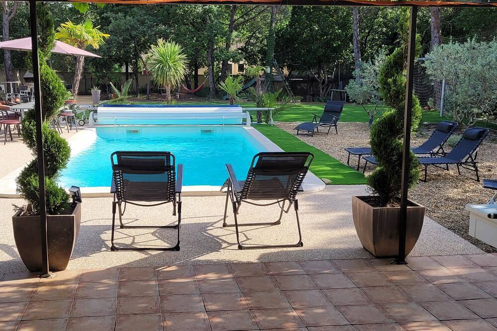 Villa en Drôme Provençale : Piscine et Confort pour 11 Invités in Rochegude, Région de nyons