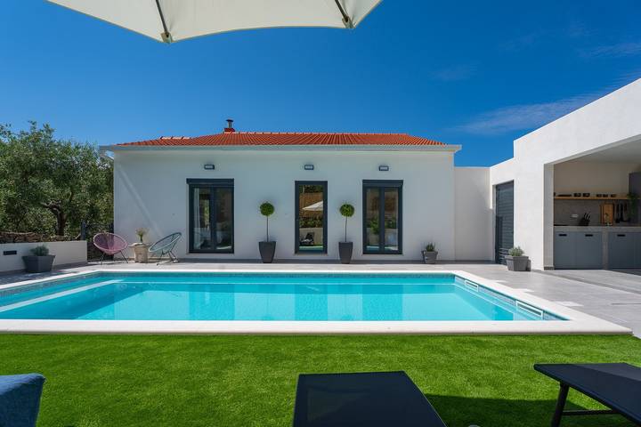 Hel lejlighed, 7km from beach, Trampoline, table tennis, 2 bedrooms in Naklice, Split-Dalmatien