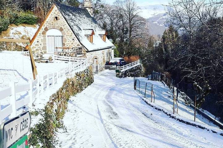 Location de vacances pour 9 personnes, avec jardin, animaux acceptés à Vic-sur-Cère