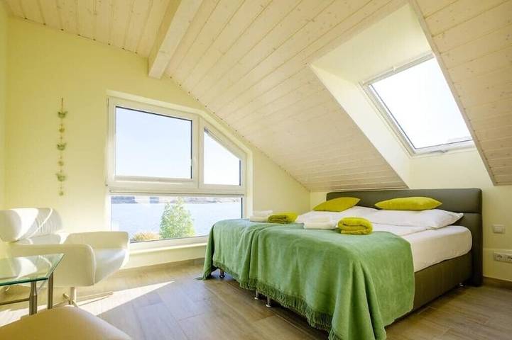 Ferienhaus Seebrise - eigener Strand mit direktem Seezugang, Ruderboot & Sauna in Löbnitz, Nordsachsen