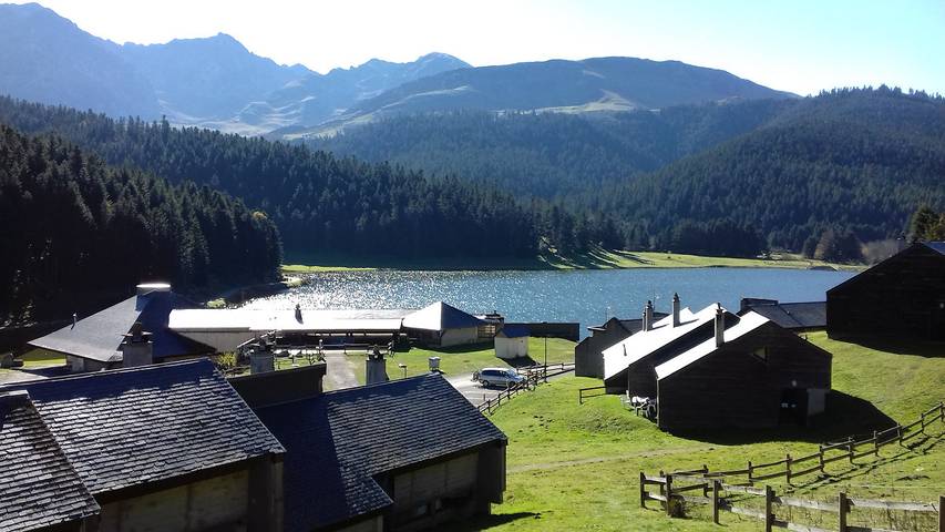 Gîte pour 5 personnes, avec Terrasse ainsi que Jardin et Vue sur le lac dans Payolle
