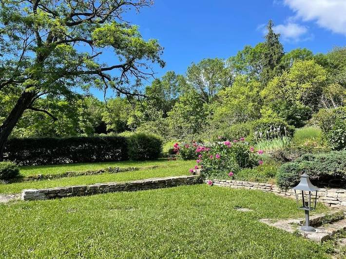 Location de vacances pour 8 personnes, avec Terrasse ainsi que Jardin et Vue dans Cussy-la-Colonne