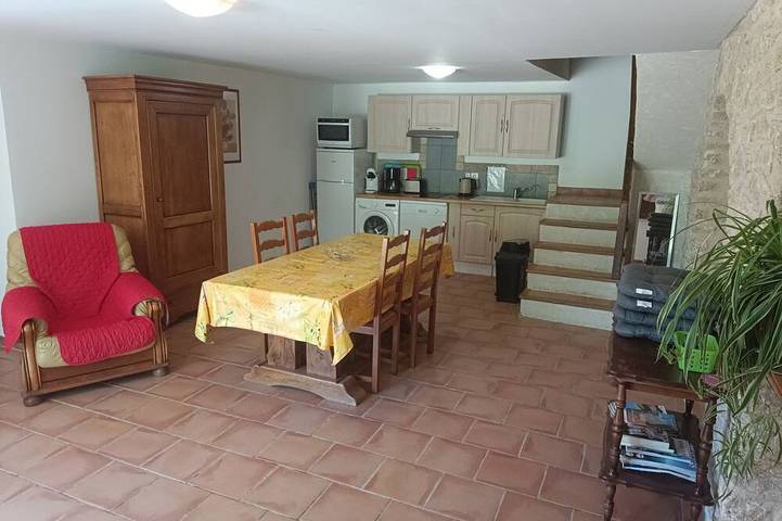 Gîte pour 4 personnes, avec jardin et piscine à Crestet - 2