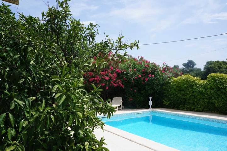 Gîte pour 2 personnes, avec Terrasse ainsi que Jardin et Piscine