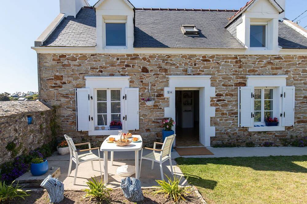 Beautiful private villa for 5 guests with Tv, terrace, pets allowed and panoramic view in Pointe du Raz, Plogoff