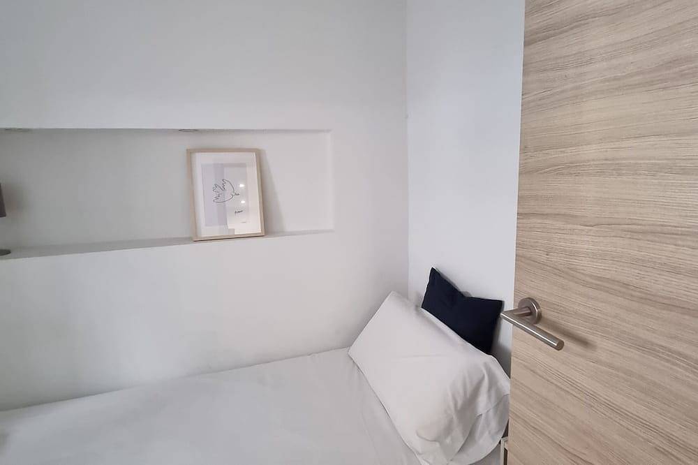 Apartamento entero, 3 dormitorios con un balcón ideal para familias o viajes de negocios in Cornellá de Llobregat, Bajo Llobregat