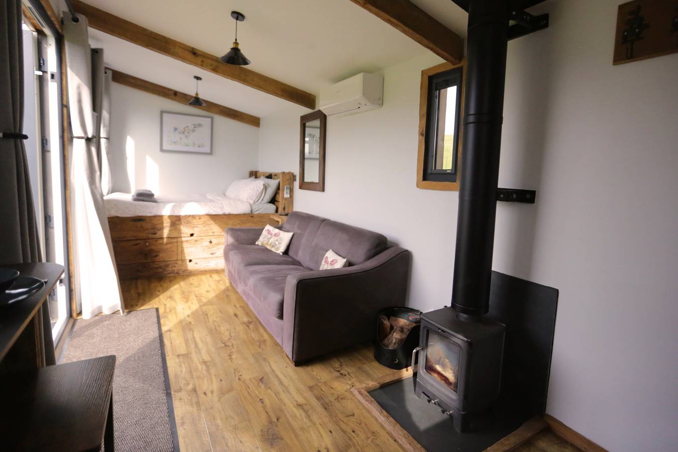 1 Bed Hut - Sleeps 4 - Pets - Parking in Wotton Courtney, Somerset