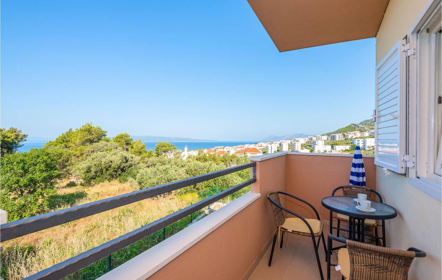 Appartement de vacances entier, Appartement confortable avec vue sur la mer à Makarska, avec terrasse et parking gratuit in Makarska, Makarska riviera