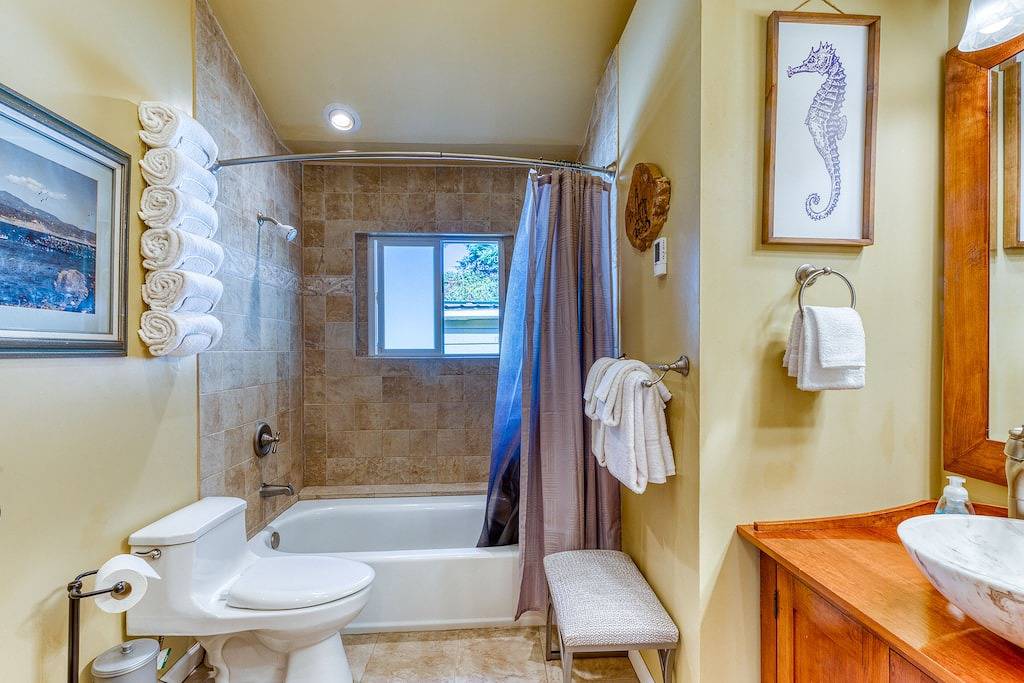 Delightful home near the beach with private deck, firepit in Barview, Coos County