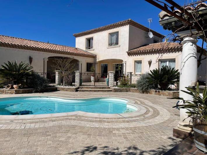 Location de vacances pour 9 personnes, avec piscine ainsi que jardin et vue à Puimisson