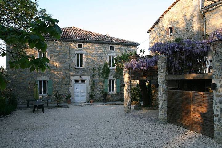 Gîte pour 6 personnes, avec jardin et jacuzzi ainsi que piscine et terrasse