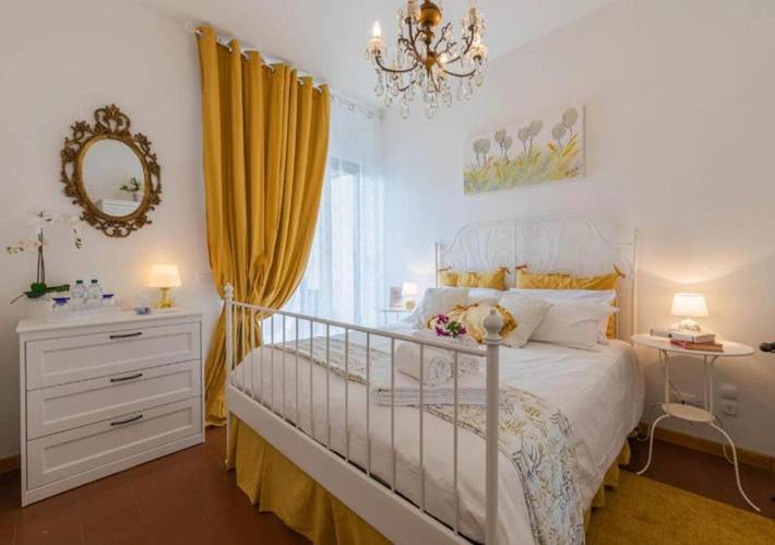 Ferienwohnung für 4 Personen, mit Balkon und Terrasse sowie Pool und Ausblick