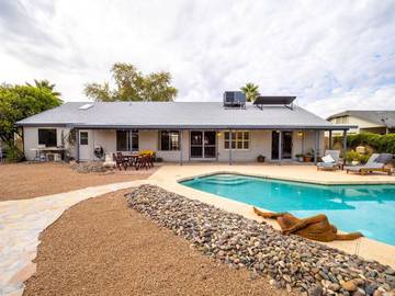 Vacation Rental for 10 Guests in Glendale, Maricopa County, Picture 1