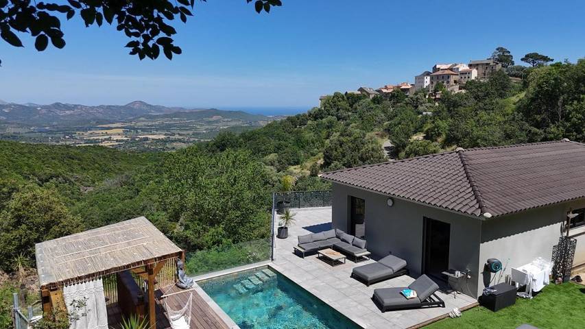 Villa pour 10 personnes, avec Balcon et Terrasse ainsi que Jardin et Piscine