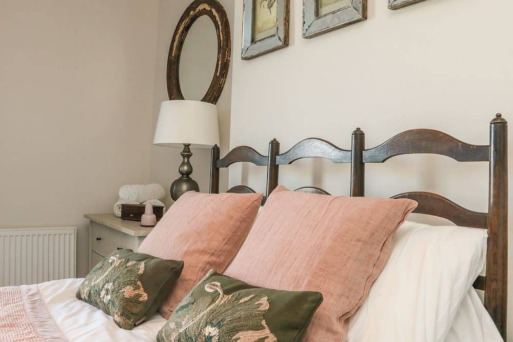 Cecily Cottage, pet friendly, luxury holiday cottage in Westward Ho! in Westward Ho, Hartland Devon Heritage Coast