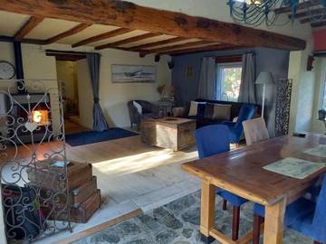 Gîte pour 4 personnes, avec piscine et terrasse ainsi que jacuzzi et jardin, animaux acceptés à Surville