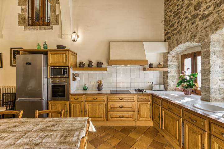 Masía Mas Solés con gran jardín privado, entorno tranquilo y a 15 min del mar in Parlavà, Baix Empordà