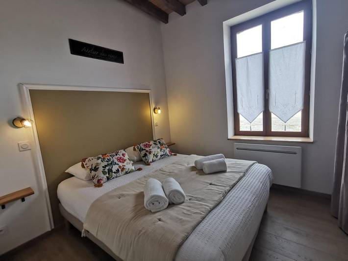 Location de vacances pour 2 personnes, avec jardin ainsi que terrasse et piscine dans Loreux