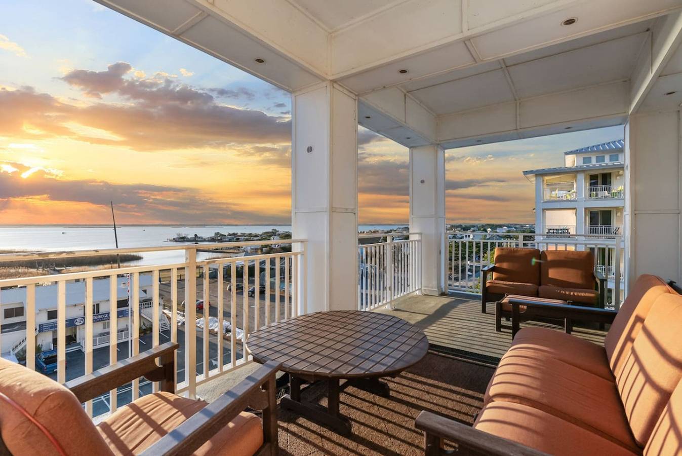Entire apartment, New! Oceanfront Penthouse/ 2 Decks/ Pool/Beach/Gym in Virginia Beach