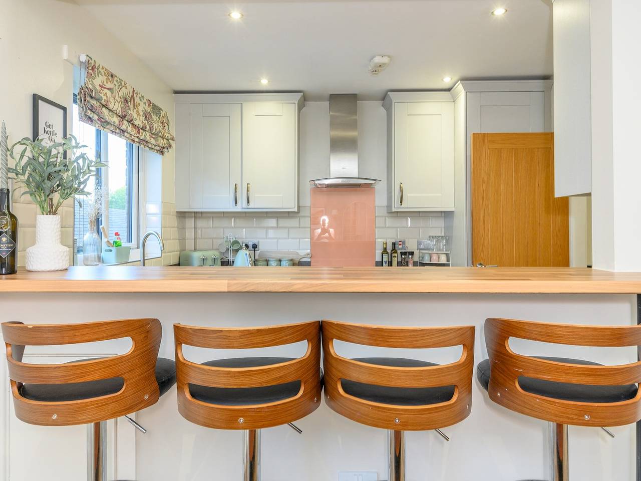 Entire apartment, Pass the Keys | Family Friendly home in Baildon Court-Free Parking in Bradford, West Yorkshire