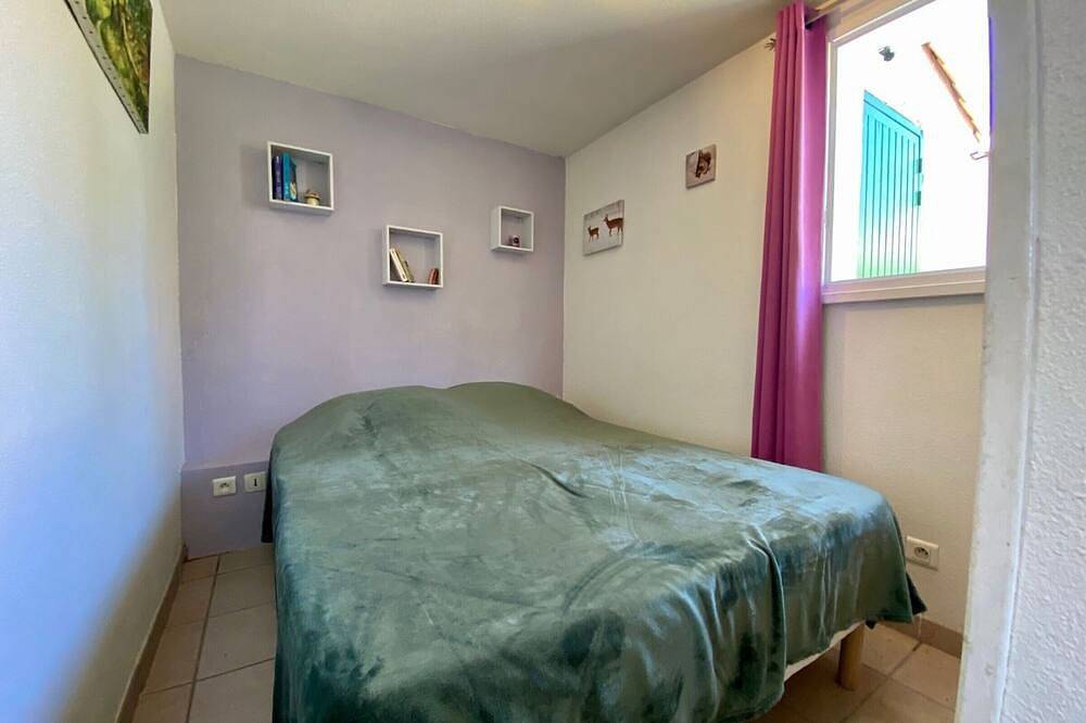 Entire apartment, Holiday home with pool and parking in Loupian in Loupian, Côte d'Améthyste