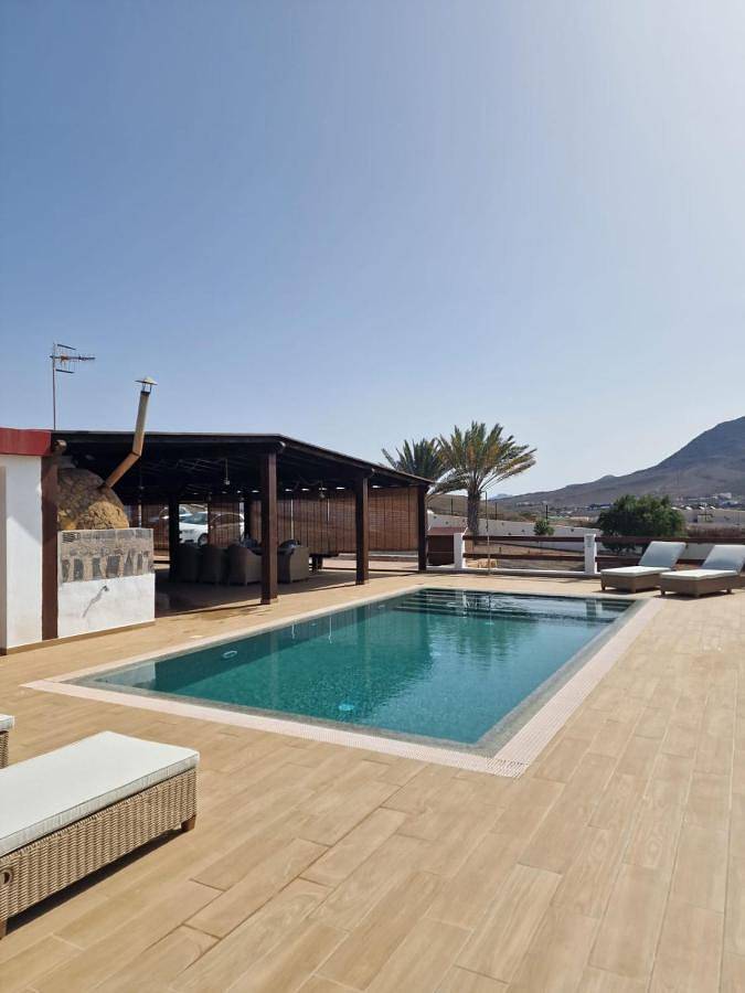 Ferienhaus für 8 Personen, mit Ausblick und Terrasse sowie Pool