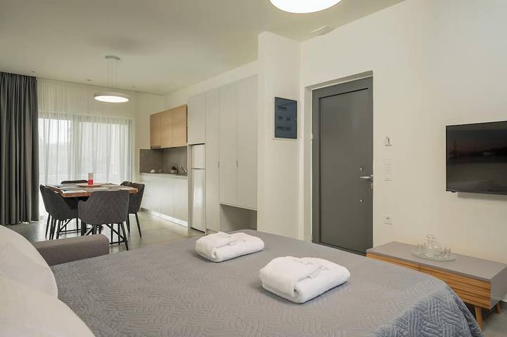 Appartement entier, Athina Suite 1 chambres 1 salle de bain avec piscine extérieure Platanias, Chania in Plataniás, Région de la Canée