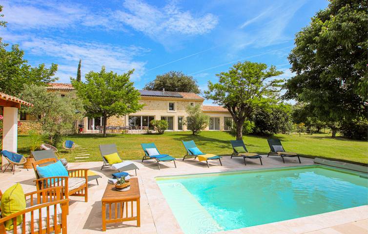 Junto a la piscina 2BR w / Cama de bebé, WiFi y Parking in Malataverne, Región de Nyons
