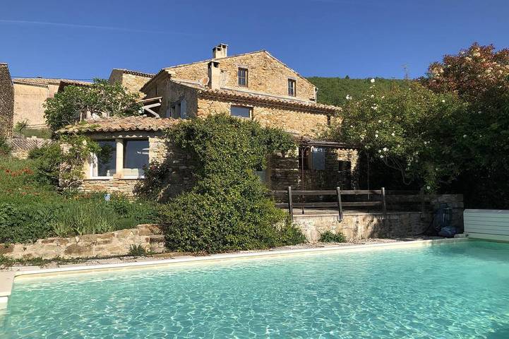 Gîte pour 10 personnes, avec jardin à Ongles